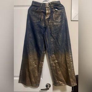 Loose jeans with gilding. New ones